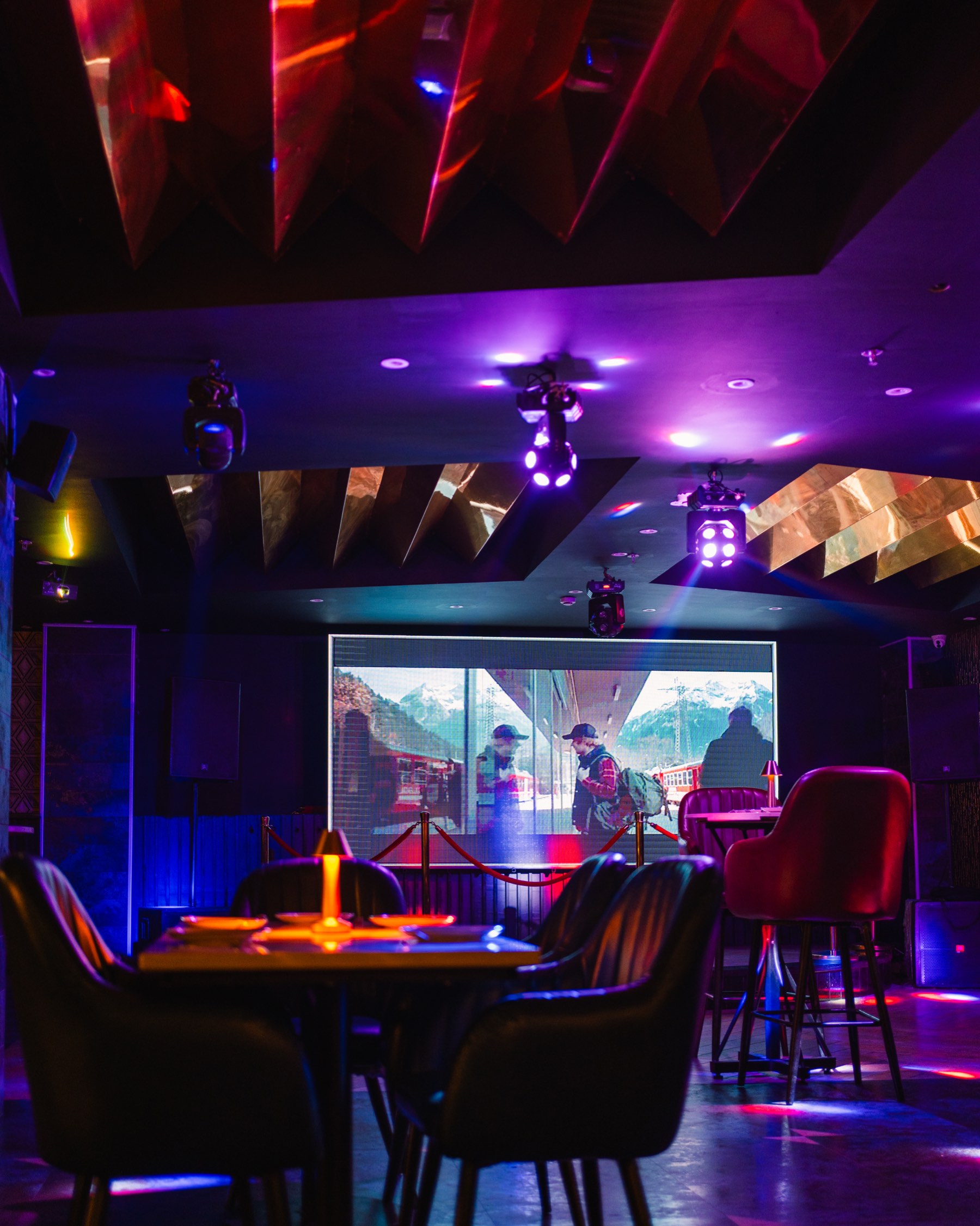 Bellers by night, the lights over the floor and the big screen at the far end