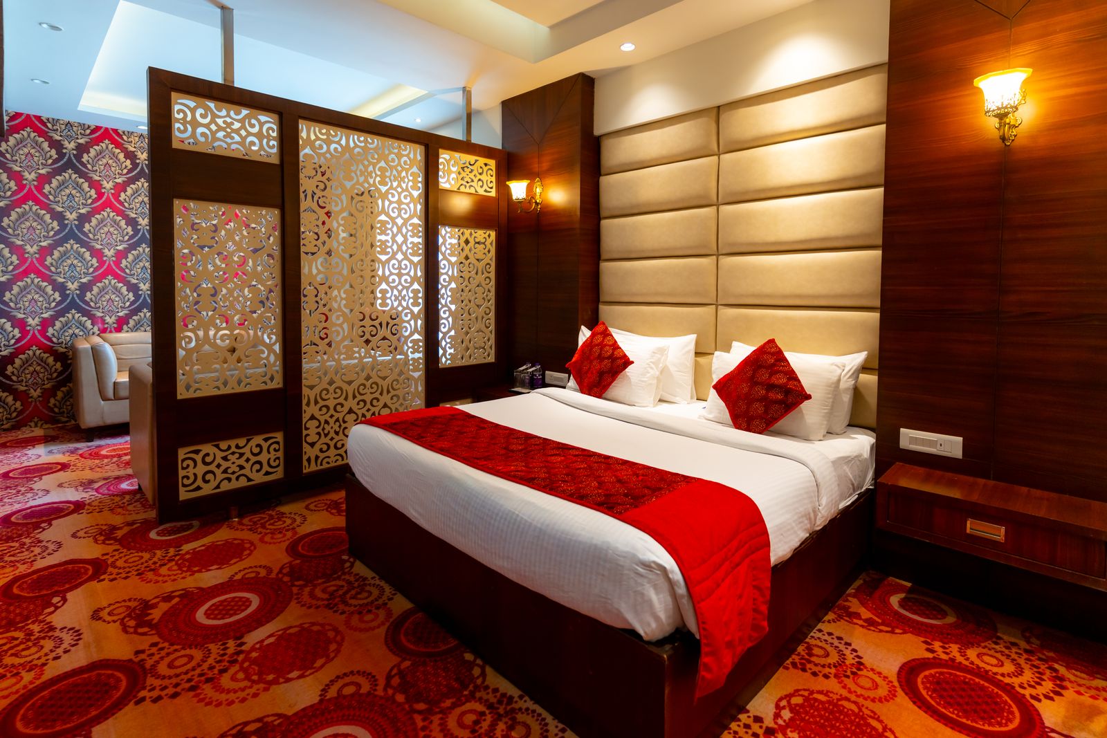 Suite: The bed framed by the carved screen