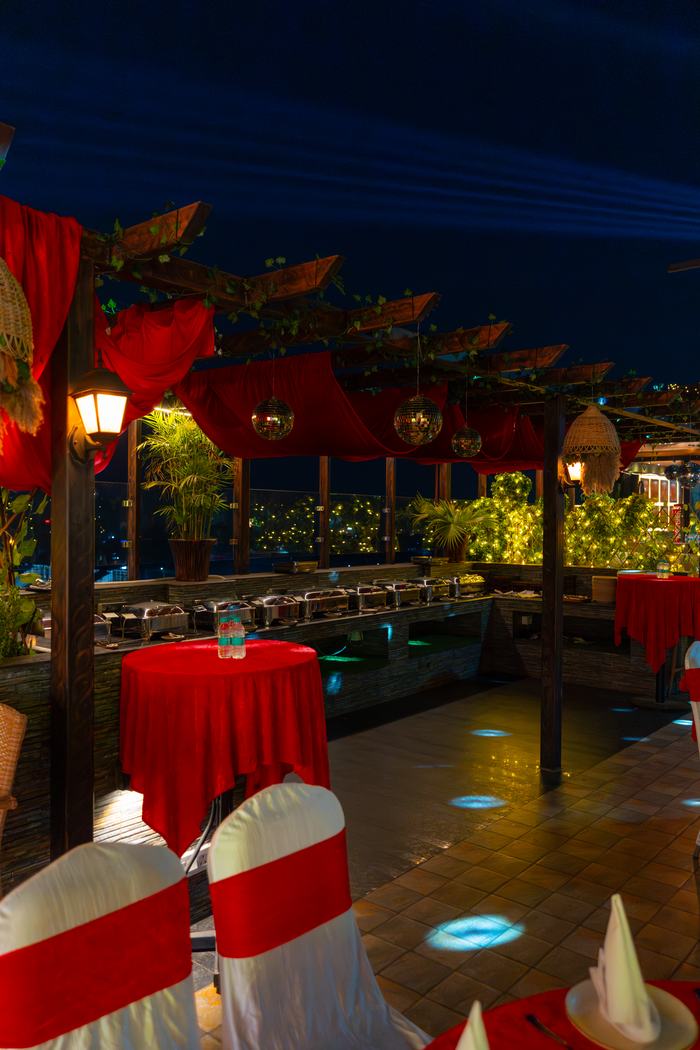 The terrace dressed in red and white for an evening